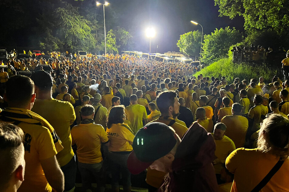 Ein schwarz-gelbes Fan-Meer: Die Anhänger von Dynamo Dresden beim geordneten Verlassen des Fritz-Walter-Stadions.