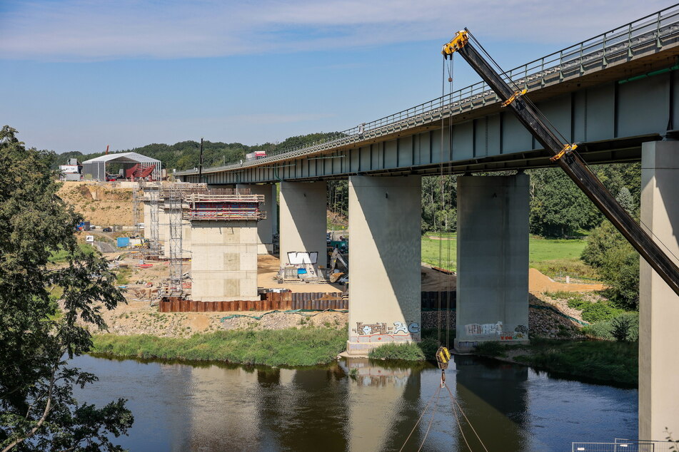 An der A14 entstehen gerade die ersten Stützen für das Ausweichbauwerk für die Muldebrücke (im Hintergrund die Schutzhalle).