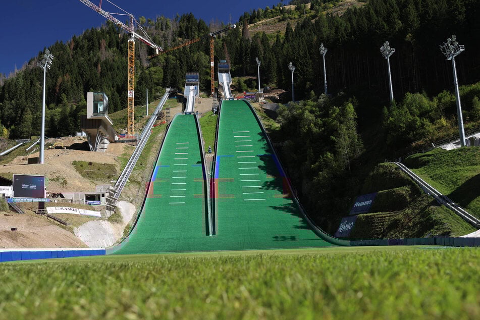 Die Skisprung-Schanzen in Predazzo sind ohnehin viel zu spät fertiggestellt worden. Jetzt kommen auch noch Sicherheitsbedenken hinzu.