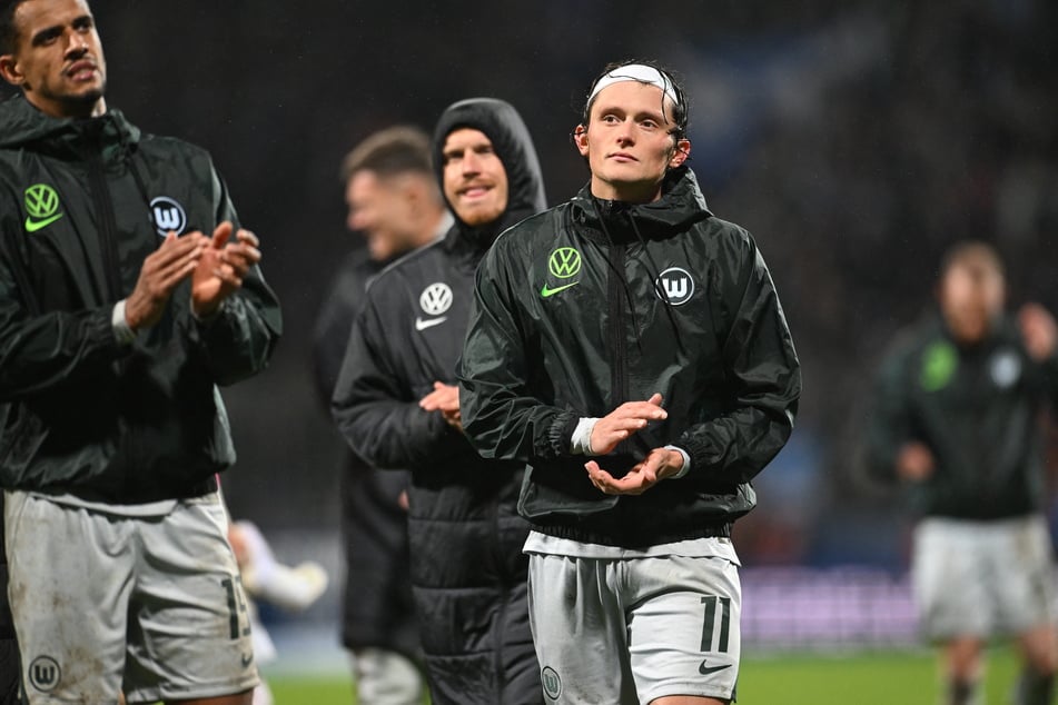 Sitzen erstmal auf der Bank: Wolfsburgs Offensivstars Fabian Reese (r.) und Robert Glatzel (l.).