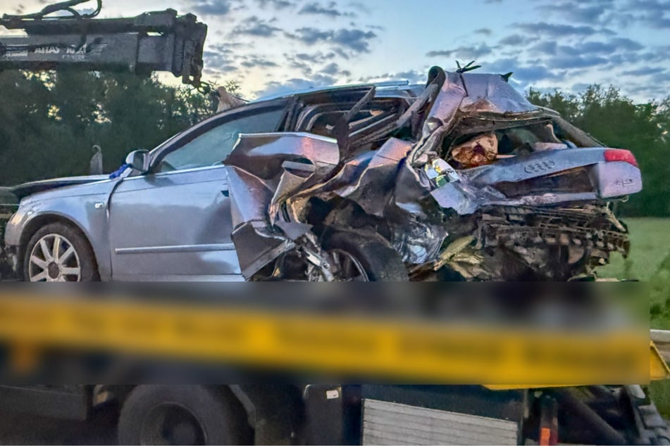 Der Pannen-Audi wurde durch die Kollision stark beschädigt. Der Fahrer ist noch immer flüchtig.
