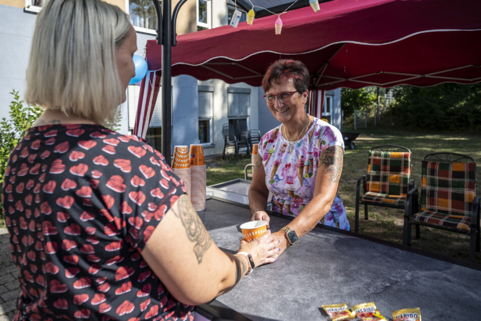 Pflegeheim-Leiterin Christina Schilling (62) gab den Gästen bereits zur Aktion 2022 die (Eis-)Kugel.