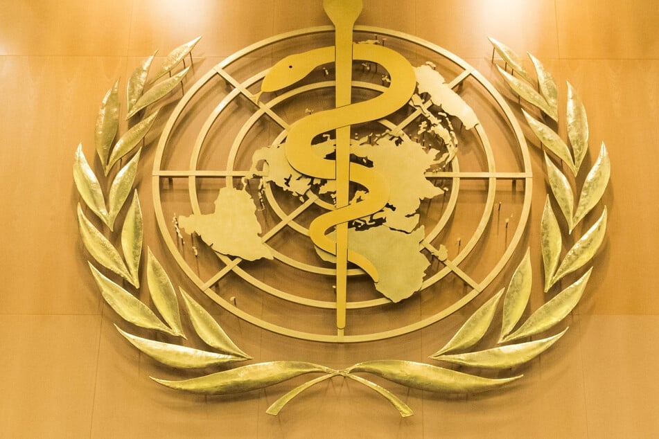 Das Logo der Weltgesundheitsorganisation (WHO) im europäischen Hauptquartier der Vereinten Nationen in Genf.