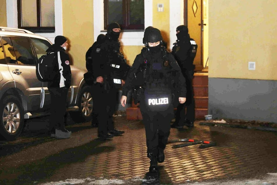 Eine Spezialeinheit der Polizei fand vergangene Woche in einer Wohnung in der Dresdner Straße in Freital einen 20-Jährigen mit einer Schussverletzung.