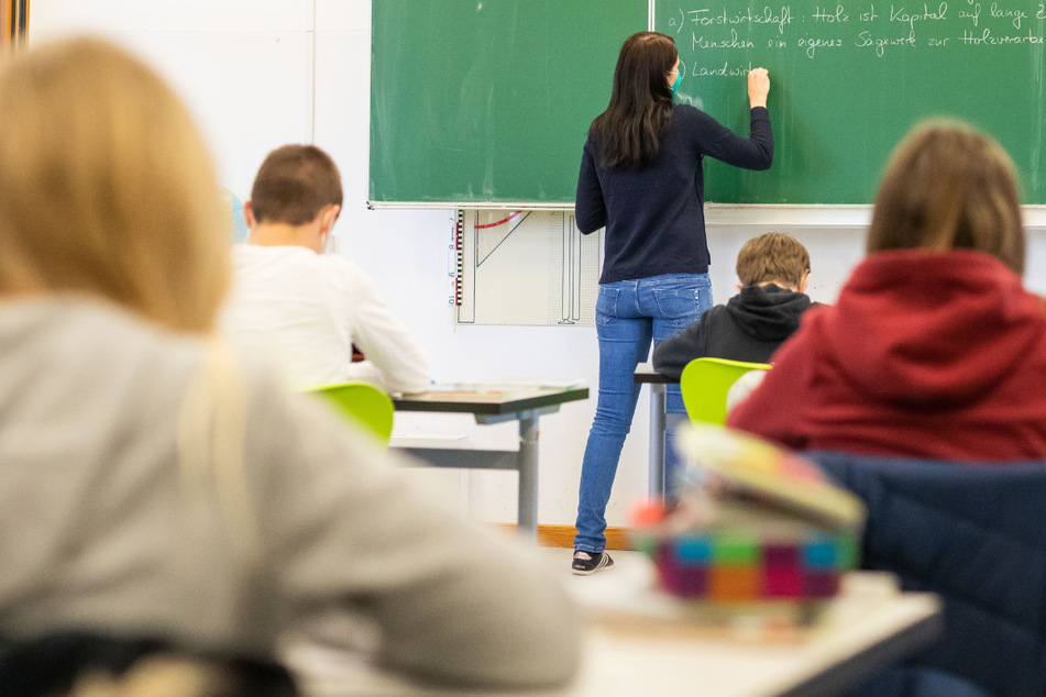 Auch zum neuen Schuljahr fehlt es vielen Schulen an Lehrkräften. (Symbolbild)