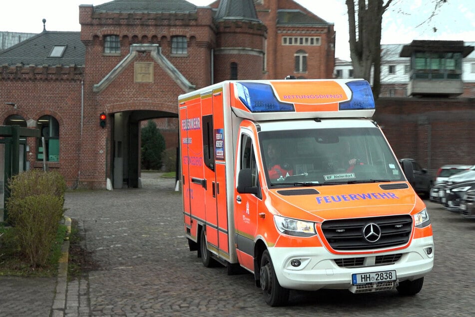 Rettungsdienst und Polizei rückten am Montag zum Gefängnis Fuhlsbüttel aus.