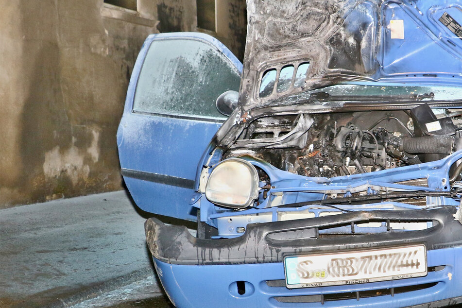 Renault Twingo wird von Traktor zerstört und geht in Flammen auf