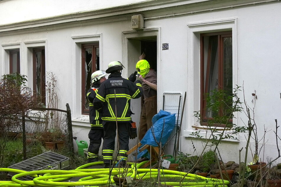 Mehrere Bewohner mussten von der Feuerwehr Hamburg aus dem Gebäude gerettet werden.