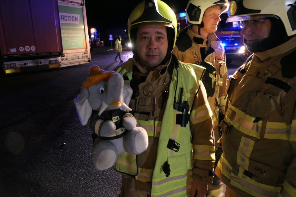 Der Fahrer des Sattelzuges, offenbar selbst Feuerwehrmann in Polen, bedankte sich bei den Kameraden mit einem Maskottchen seiner eigenen Wehr.