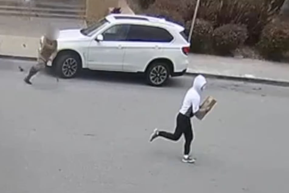 Die Polizei teilte zudem Videoaufnahmen des Raubzugs: Einer der Räuber auf der Flucht.