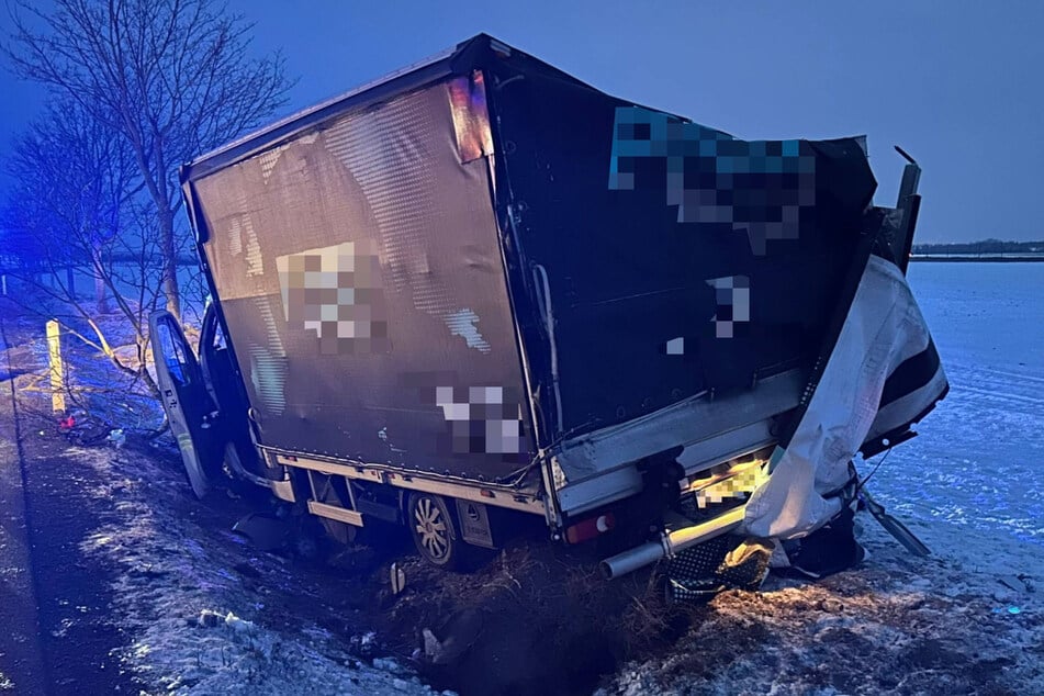 Wie die Polizei mitteilte, entstand am Transporter Totalschaden. Der 64-jährige Fahrer musste zudem in ein Krankenhaus gebracht werden.