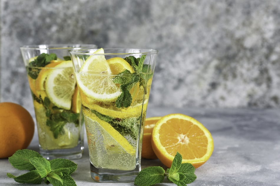 Kleine Rituale wie das sommerliche Kaltgetränk in Gesellschaft tun Euch gut und setzen Glückshormone frei.