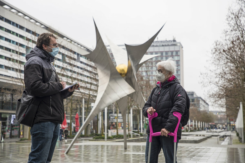 TAG24 reporter Hermann Tydecks (38) in conversation with senior citizen Inge Minkewitz (81) on Prager Strasse.