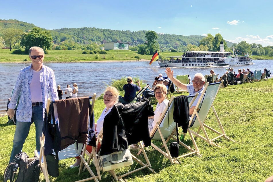 Schaulustige sammelten sich an den Elbwiesen, um die Dampfer zu beobachten.
