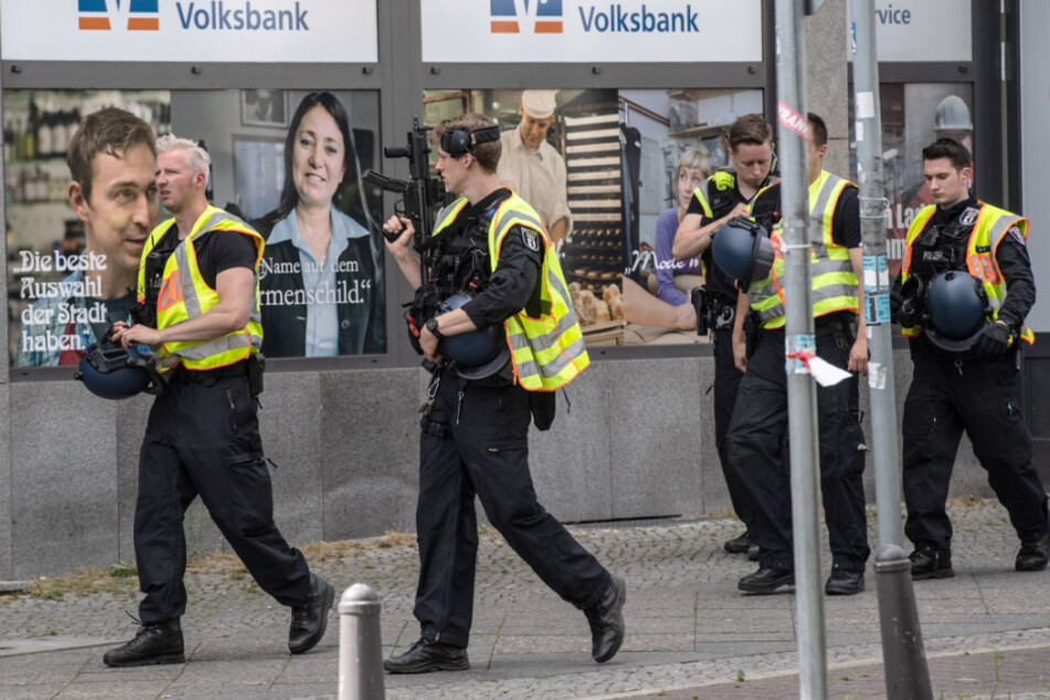Polizisten stehen vor einer Bank im Stadtteil Wilmersdorf.