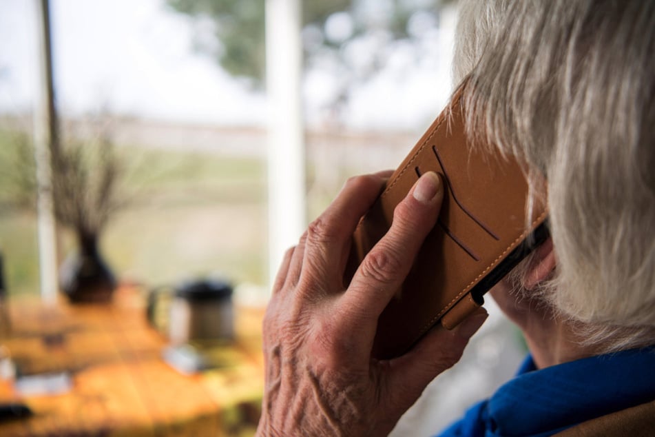 Die Seniorin bemerkte den Betrug zu spät und verlor sehr viel Geld. (Symbolfoto)