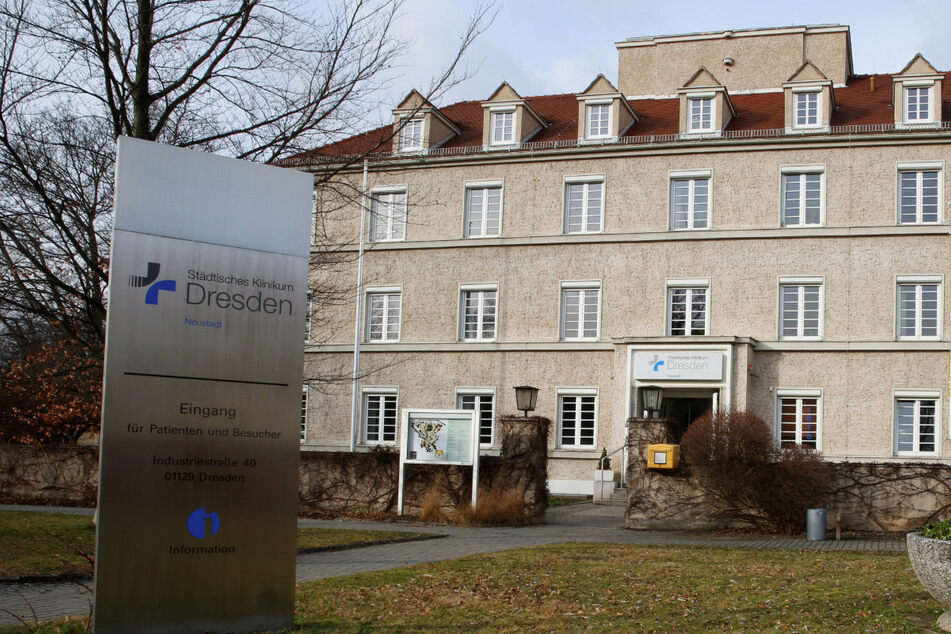 Das Städtische Klinikum Dresden hat derzeit keine Kapazitäten mehr, um Corona-Patienten aus anderen Krankenhäusern aufzunehmen.