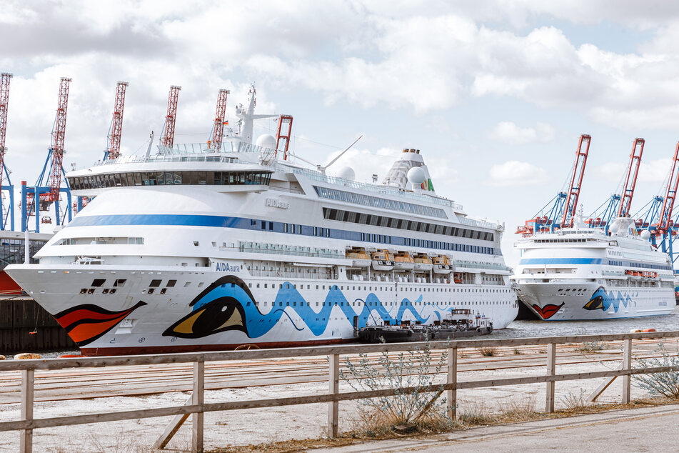 Die Kreuzfahrtschiffe AIDAaura (l) und AIDAcara liegen am Fährterminal Steinwerder.