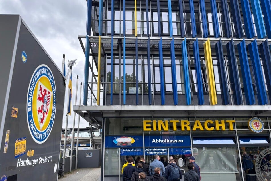 Angekommen am Eintracht-Stadion! Hier werden gleich mehr als 23.000 Fans erwartet.