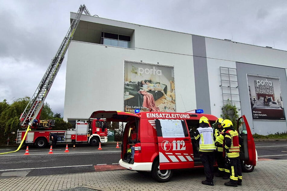 Um sich Zugang zum Dach zu verschaffen, hat die Feuerwehr eine Drehleiter eingesetzt.