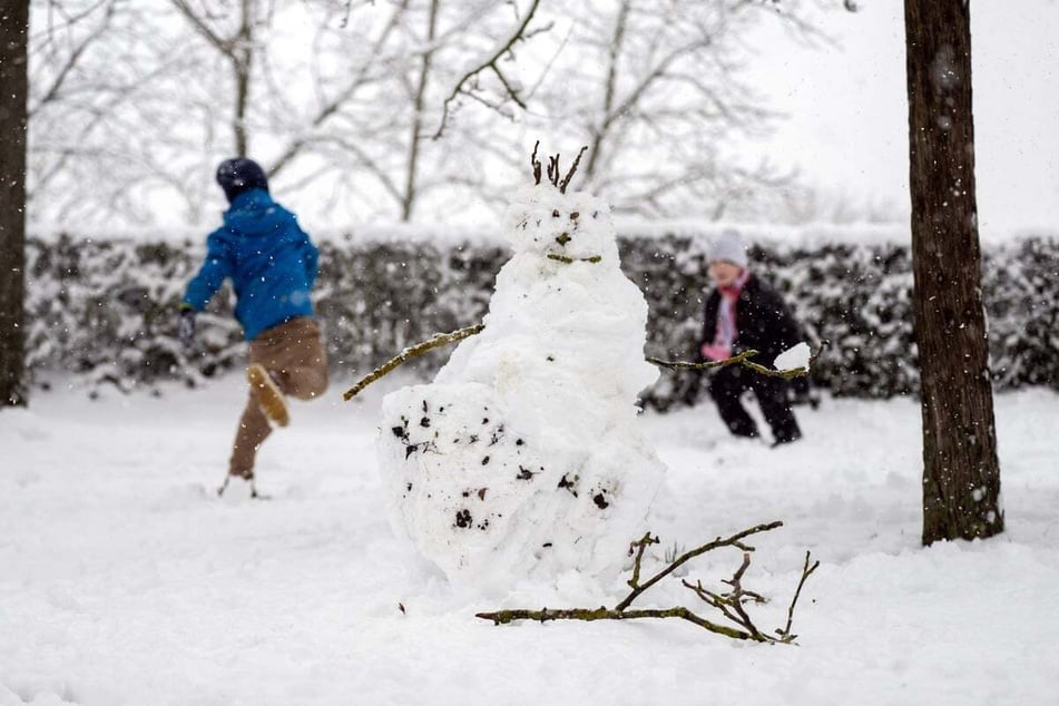 Dieser Schneemann wird sich nicht lange halten: Am Wochenende soll es in Bayern deutlich milder werden.
