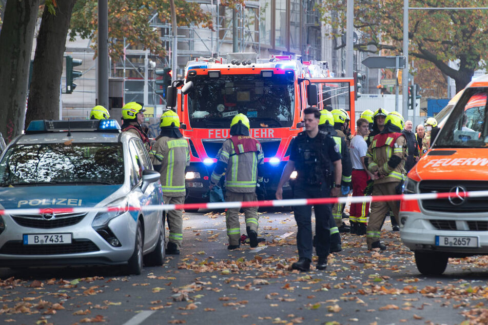 Berlin: Klimaaktivisten behindern Rettungseinsatz: Radlerin (†44) stirbt nach Unfall in Klinik