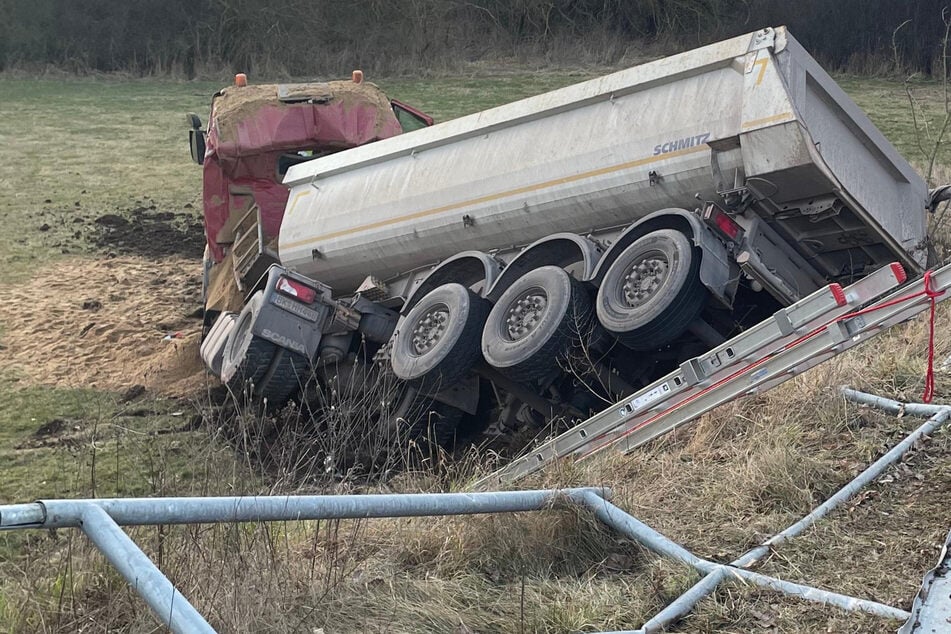 Der mit Sand beladene Lkw wird erst am Mittwoch geborgen.