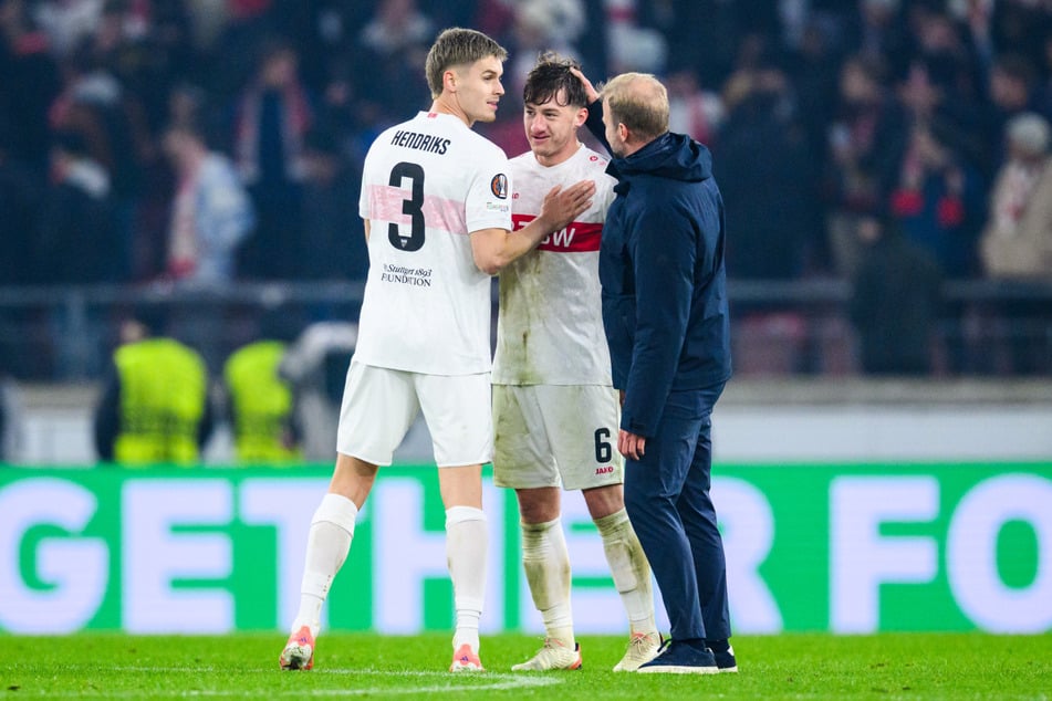 Kopf hoch! Stuttgart-Coach Sebastian Hoeneß (43, r.) ist Stiller-Fan und weiß, was er an "seiner" Nummer 6 hat.