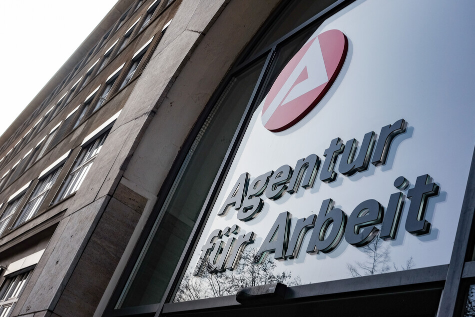 Insgesamt sank in NRW die Zahl der arbeitslos gemeldeten Menschen im Juni im Vergleich zum Vormonat um 1,1 Prozent auf gut 725.000.