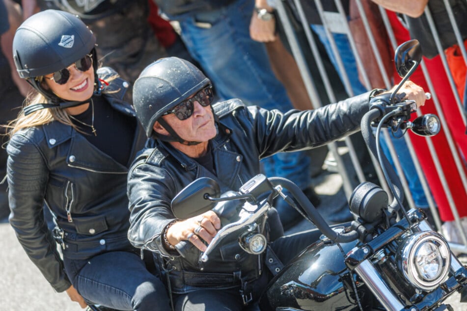 Peter Maffay (75) durfte gemeinsam mit Ehefrau Hendrikje Balsmeyer (38) die berühmte Motorradparade der Hamburg Harley Days anführen.