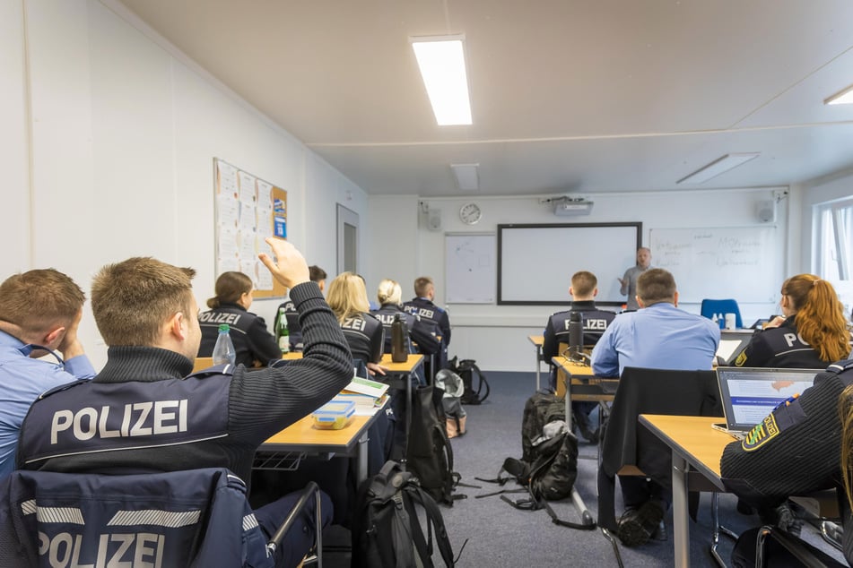 Eine Klasse im Unterricht an der Polizeischule Rothenburg. Seit 2024 dauert die Ausbildung bei der Polizei in Sachsen 36 statt 30 Monate.