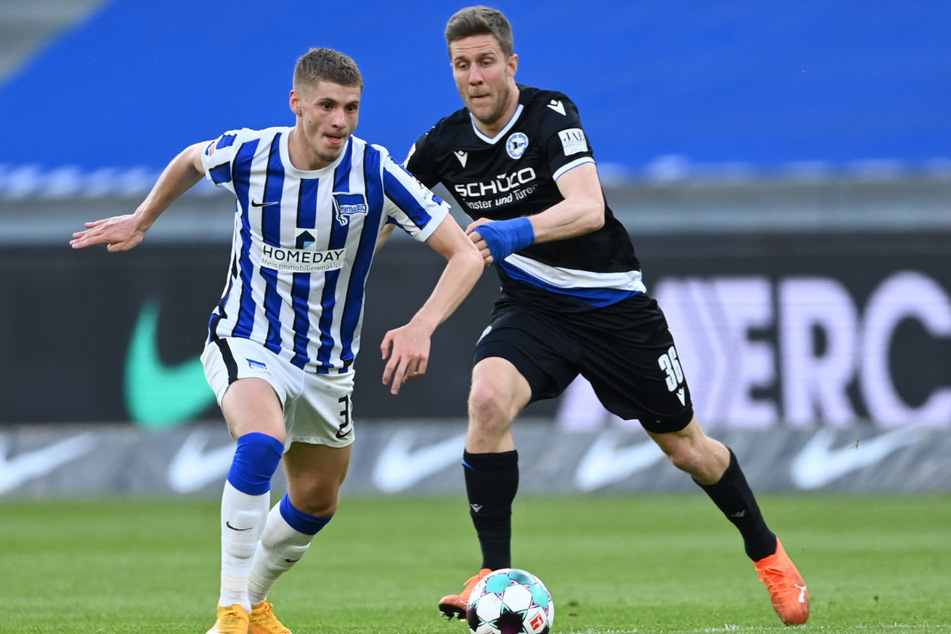Herthas Marton Dardai im Zweikampf mit Bielefelds Sven Schipplock (r). Der junge Verteidiger erkämpfte sich einen Stammplatz.