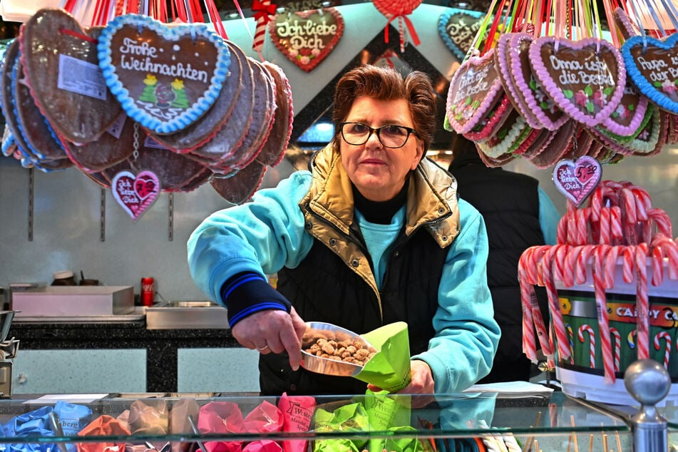 Elisabeth Westenberg (59) füllt eine Tüte gebrannte Mandeln nach Dubai Schokoladen Art.