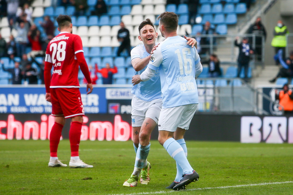 Christian Bickel (30, l.) und Kevin Freiberger (32) jubeln nach dem Treffer zum 5:2.
