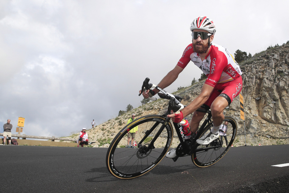 Der Deutsche Simon Geschke (35) vom Team Cofidis fährt den Mont Ventoux hinunter.