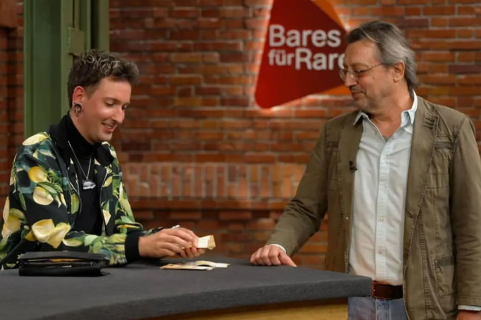 Antiquitätenhändler Fabian Kahl (34) legt für die Statue satte 2500 Euro auf den Tisch.