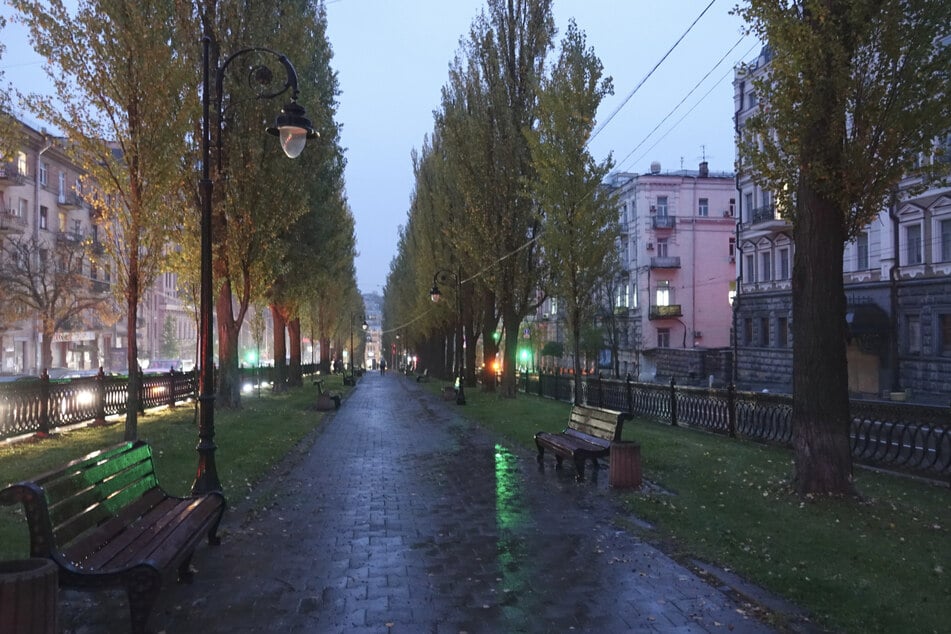 In Kiew bleiben viele Straßenlampen ausgeschaltet. Es muss Strom gespart werden.