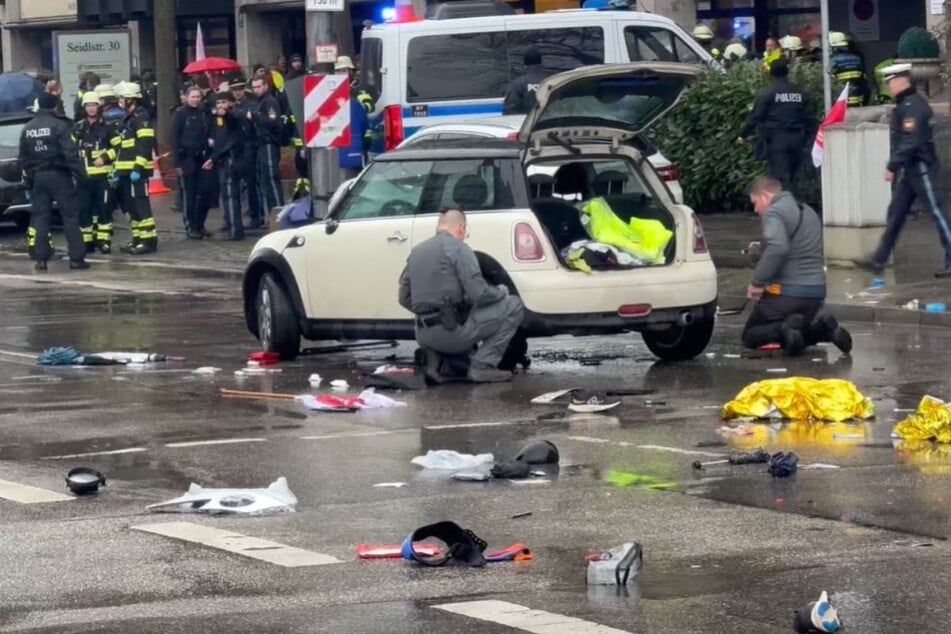 Nach Aussagen der Beamten konnte der Fahrer des Wagens "gesichert" werden. Es soll sich um einen 24 Jahre alten Mann handeln.