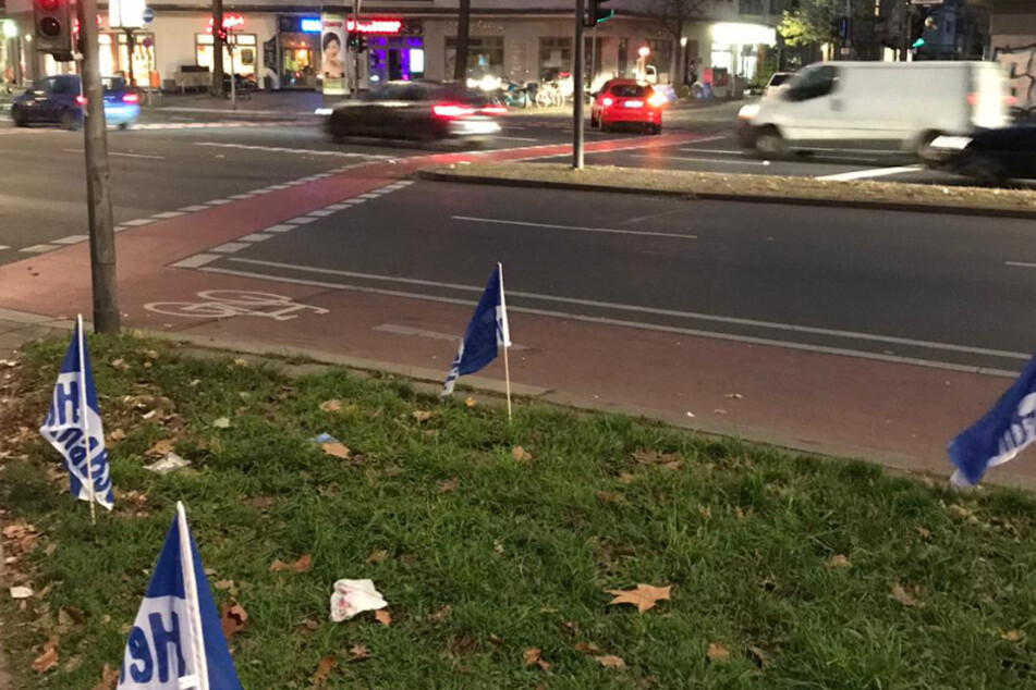 Die Hertha-Fahnen wurden in allen zwölf Berliner Bezirken verteilt, wie hier in Schöneberg.