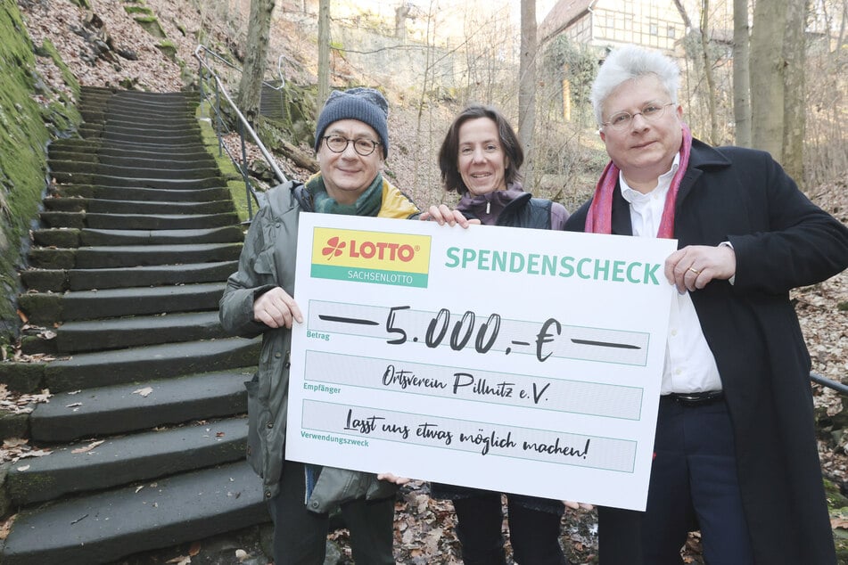 Kabarettist Tom Pauls (66, l.) und Sachsenlotto-Chef Frank Schwarz (57) überreichen Annegret Grütze (51) einen Scheck über 5000 Euro für die Bürgerinitiative "Rettet den Keppgrund".