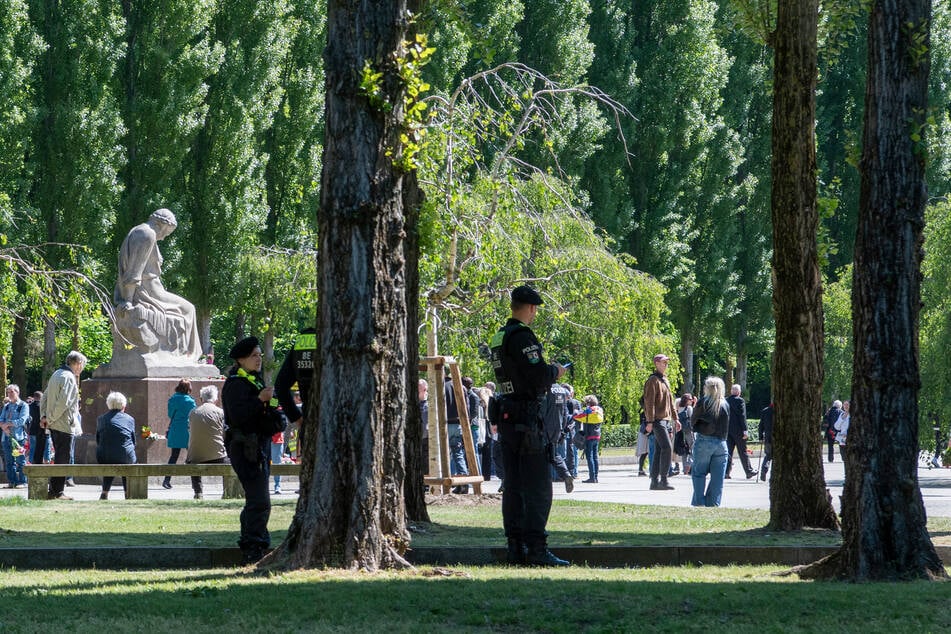 Der Mann hatte gerade im Treptower Park gepinkelt, als er von hinten angegriffen wurde. (Archivbild)