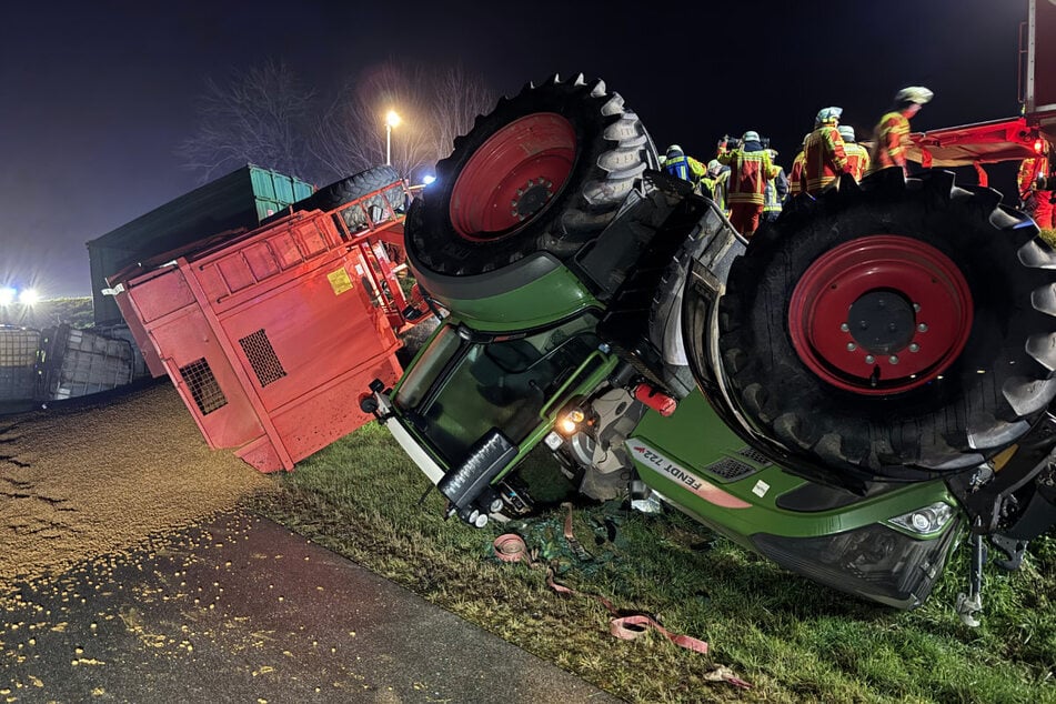 Das Traktor-Gespann wurde von den Unfallautos getroffen und kippte den Straßengraben hinunter.