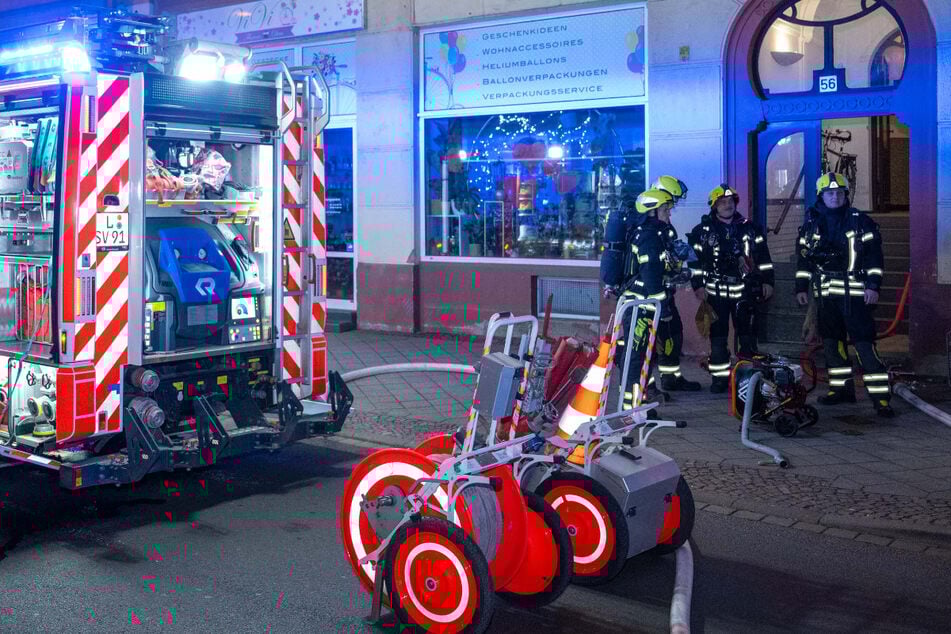 Leipzig: Fährlässigkeit führt zu Brand: Feuerwehr muss Hausbewohner evakuieren