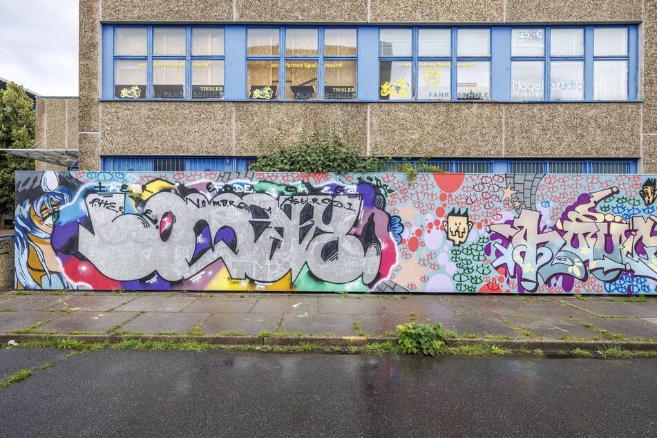 Völlig legal: Diese Graffitiwände wurden vor Kurzem am Otto-Dix-Ring aufgestellt und besprüht.