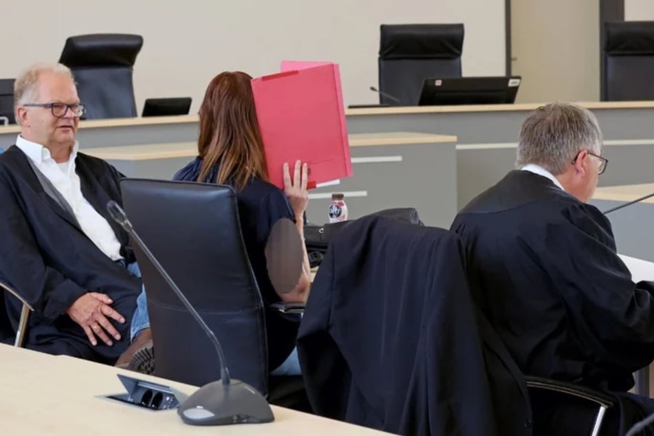 Die Angeklagte im Mordfall Fabian (†8) schweigt bislang zu den Vorwürfen.