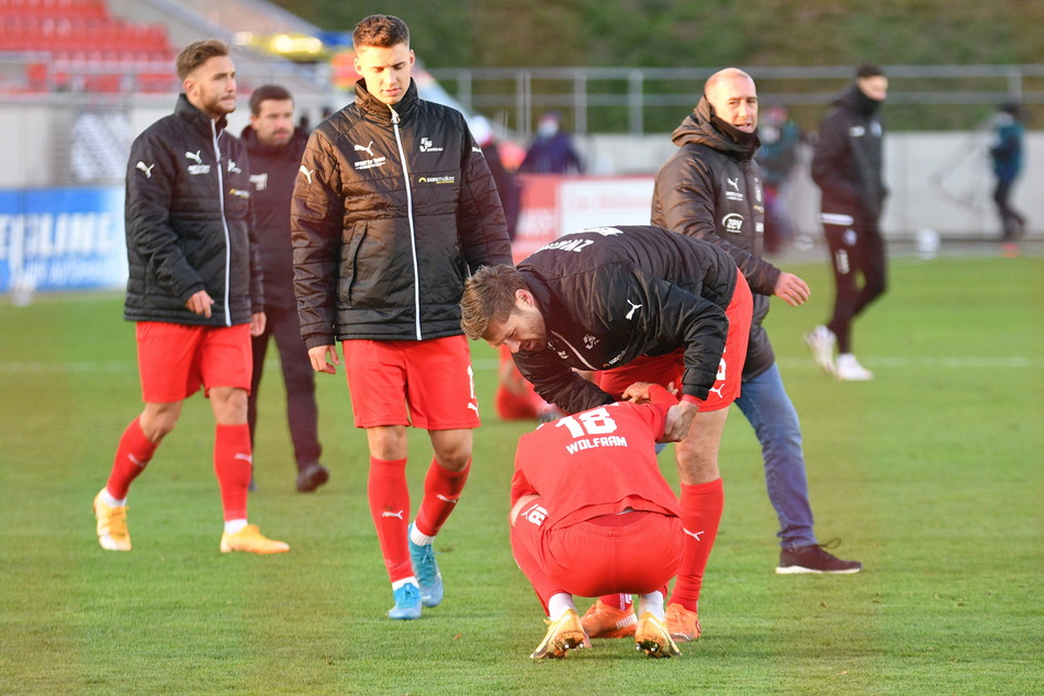 Trost von FSV-Stürmer Ronny König für Maximilian Wolfram.