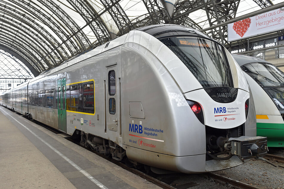 In einem Zug der MRB von Dresden nach Zwickau drehte ein Mann komplett durch. Anderen Fahrgästen soll er die Corona-Masken heruntergerissen haben. (Symbolbild)