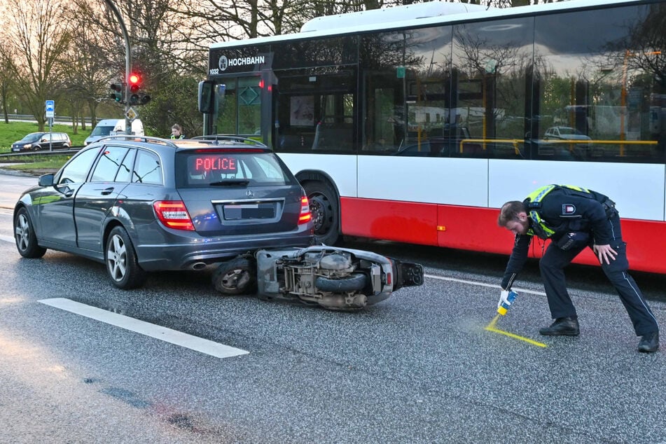 Der Roller konnte nicht mehr rechtzeitig bremsen und krachte gegen das Heck des Zivilfahrzeugs der Polizei.