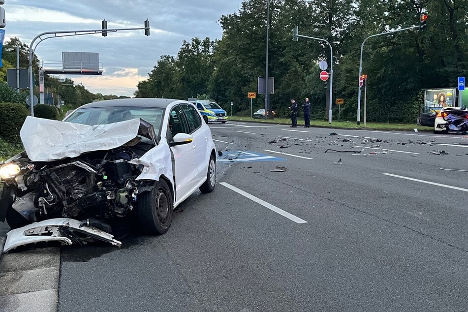 Die Straße glich einem Trümmerfeld. Der Verkehr wurde über die Severinsbrücke abgeleitet.