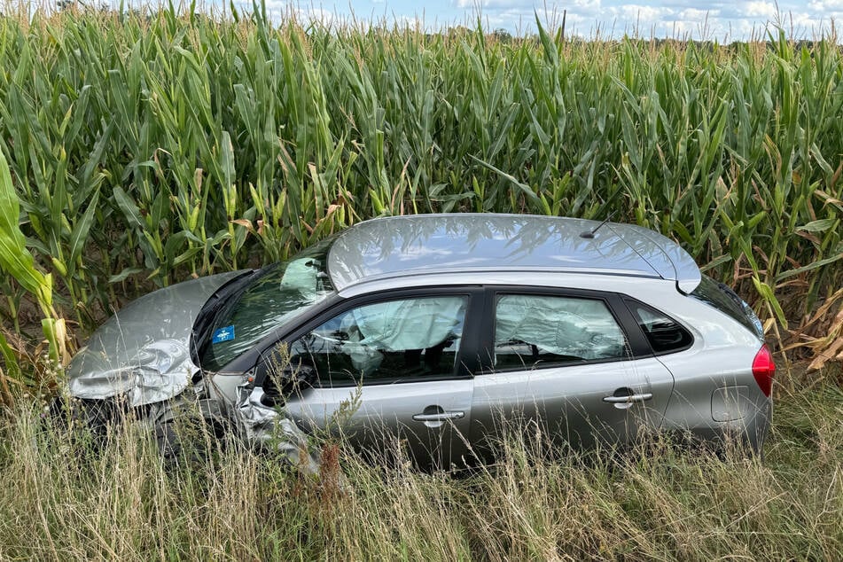 Eines der Fahrzeuge landete in einem neben der Fahrbahn befindlichen Maisfeld.